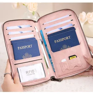 Vue détaillée du protège-passeport RFID rose avec fentes pour cartes et supports de cartes SD