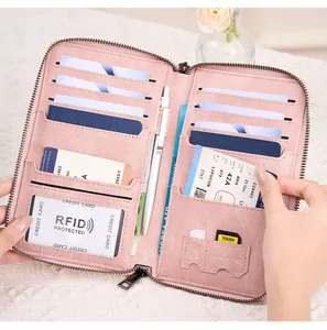 Détail intérieur de l'étui passeport RFID rose avec fentes pour cartes et billet d'avion