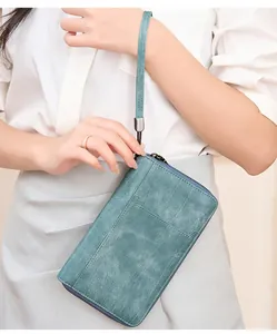 Détail du portefeuille passeport RFID vintage bleu canard avec fermeture éclair et dragonne