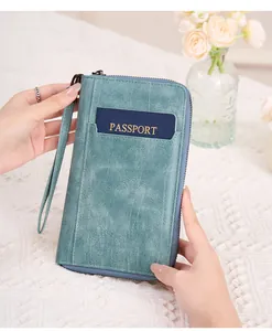 Détail d'un portefeuille passeport RFID bleu vintage avec dragonne et texture cuir de qualité
