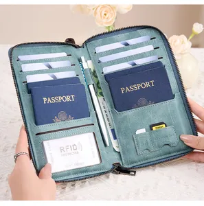 Détail de l'intérieur du portefeuille de voyage RFID avec fentes pour cartes et passeports