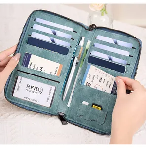 Détail de l'intérieur du portefeuille de voyage RFID avec fentes pour cartes et passeport