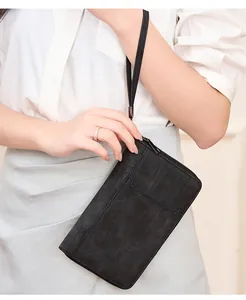 Détail du portefeuille de voyage RFID noir avec texture mate, dragonne et fermeture éclair