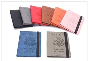 Vue détaillée de protège-passeports RFID colorés avec emblème USA et bande élastique