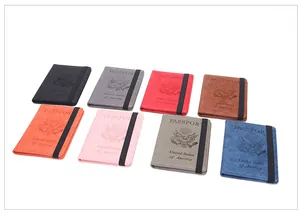 Détail de protège-passeports RFID colorés avec emblème US embossé et bande élastique