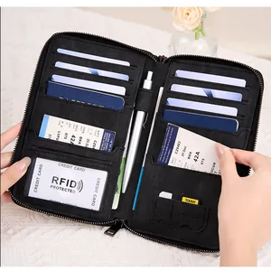 Vue détaillée du portefeuille de voyage RFID noir avec fentes pour cartes, passeport et SIM