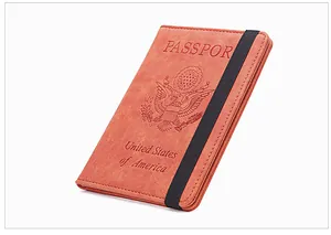 Détail d'un protège-passeport en cuir marron avec blocage RFID et sangle de fermeture