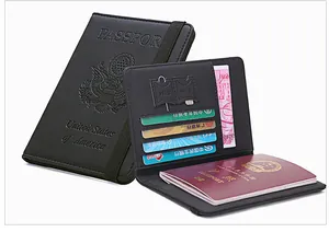 Détail du protège-passeport RFID en cuir noir avec fentes pour cartes et stockage SIM