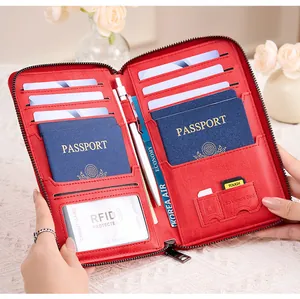 Détails de l'intérieur du portefeuille de voyage RFID rouge avec fentes pour cartes et passeport