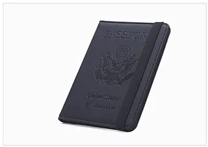 Détail du protège-passeport RFID noir avec emblème US et fermeture élastique