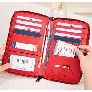 Détail de l'intérieur d'un portefeuille de voyage RFID rouge avec fentes pour cartes et stylo