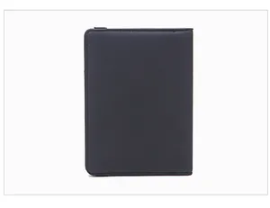 Détail du protège-passeport RFID noir en cuir PU mat avec finitions de couture soignées