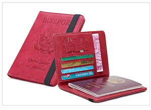 Vue détaillée du protège-passeport RFID rouge avec fentes SIM et bande élastique