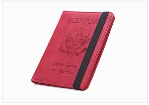 Détail du protège-passeport RFID rouge en similicuir avec emblème US et sangle élastique