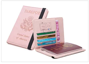 Détail du protège-passeport en cuir rose avec fentes intérieures et bande élastique