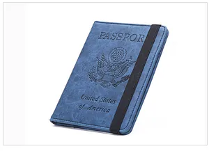 Détail du protège-passeport en cuir bleu texturé avec protection RFID et sangle élastique