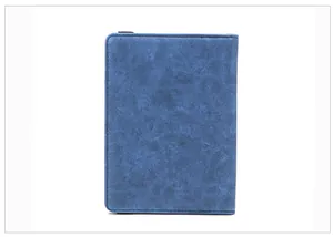 Vue détaillée du protège-passeport RFID bleu avec texture marbre et surpiqûres noires