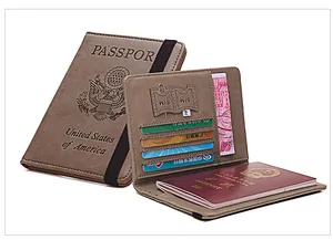 Étui passeport RFID en cuir marron avec fentes pour cartes et fermeture à bande élastique