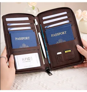 Vue détaillée du porte-passeport RFID avec fentes SIM et intérieur en cuir vintage