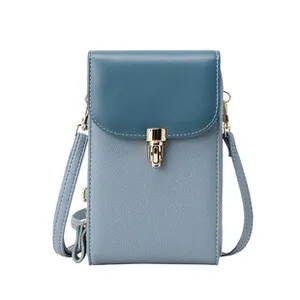 Détail du sac à bandoulière bicolore pour téléphone avec texture grainée et boucle dorée
