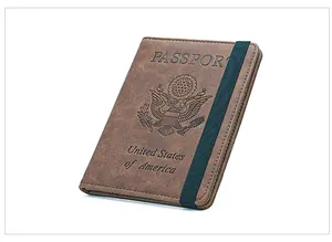 Détail de la couverture de passeport RFID en similicuir marron avec emblème US et élastique