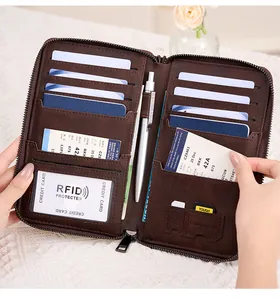 Détail du portefeuille de voyage en cuir avec fentes pour cartes et blocage RFID