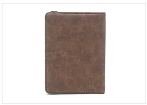 Détail du protège-passeport RFID en cuir marron foncé avec des coutures manuelles précises