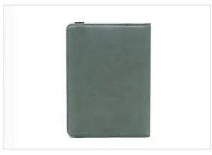 Détail de la texture mate fine et des coutures de précision sur ce protège-passeport RFID