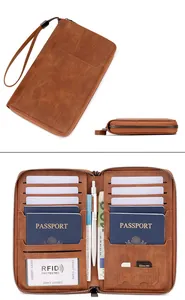Détails de l'aménagement intérieur du porte-passeport RFID avec fentes pour cartes et poches