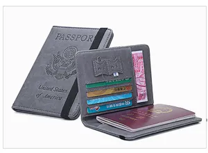 Vue détaillée du protège-passeport RFID gris avec fentes pour cartes et sangle élastique