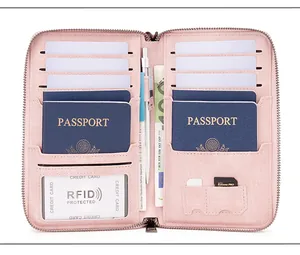 Vue intérieure du portefeuille de voyage RFID rose avec fentes passeports et cartes