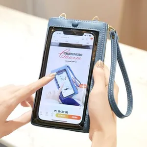 Gros plan sur le sac de téléphone bleu avec fenêtre tactile transparente pour une utilisation