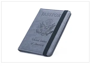 Détail du protège-passeport RFID gris avec emblème US et fermeture élastique noire