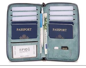 Vue détaillée du portefeuille de voyage RFID avec fentes pour passeports et cartes