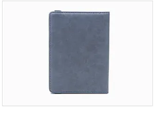 Gros plan du protège-passeport RFID bleu gris en simili cuir givré avec couture de précision