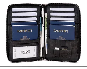 Vue intérieure du portefeuille de voyage RFID en cuir noir avec fentes pour cartes et passeport