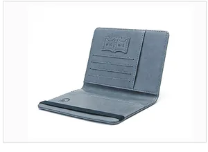 Détail du protège-passeport RFID gris montrant les fentes SIM et les rangements cartes