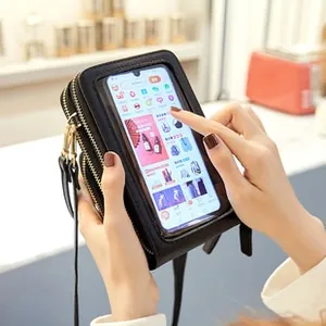 Détail du sac de téléphone avec fenêtre tactile transparente et fermeture éclair dorée