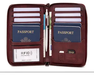Vue détaillée du portefeuille de voyage RFID bordeaux avec fentes pour cartes et passeports