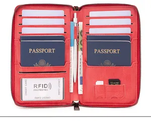 Vue macro d'un portefeuille de voyage en cuir rouge RFID avec plusieurs fentes et porte-stylo