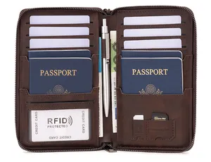Vue intérieure du portefeuille de voyage RFID en cuir marron avec fentes pour passeport et cartes