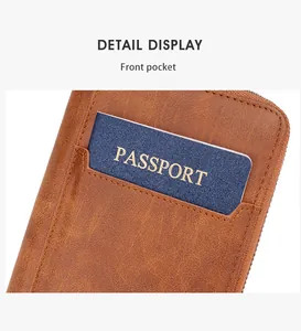 Détail de la poche avant d'un protège-passeport vintage en cuir marron avec blocage RFID