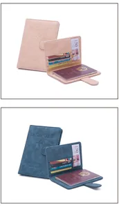 Vista macro de las carteras de viaje rosa y azul con ranuras para tarjetas y porta pasaportes