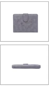 Detalle de cartera de viaje en cuero PU gris con grabado de pasaporte y cierre de hebilla
