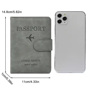 Funda de pasaporte RFID gris con logo de avión y comparación de tamaño con móvil