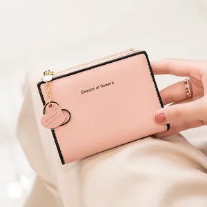 Minimalistisches rosa Kurzportemonnaie für Damen mit Herzanhänger und Goldreißverschluss