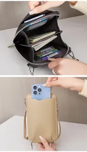 Détail de l'intérieur multifonctionnel avec fentes pour cartes et compartiment mobile