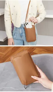 Gros plan du sac à téléphone en cuir marron grainé avec fermeture éclair et poche en U