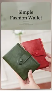 Detalle de carteras cortas rojas y verdes de tres pliegues con textura de litchi