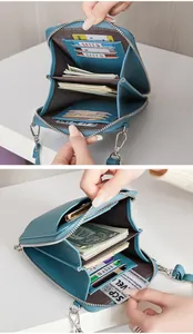Vue intérieure du sac en cuir litchi bleu montrant les fentes pour cartes et compartiments